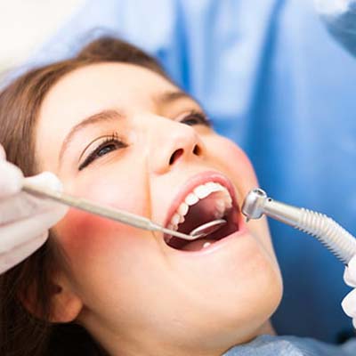 Frau während einer Dentalhygiene